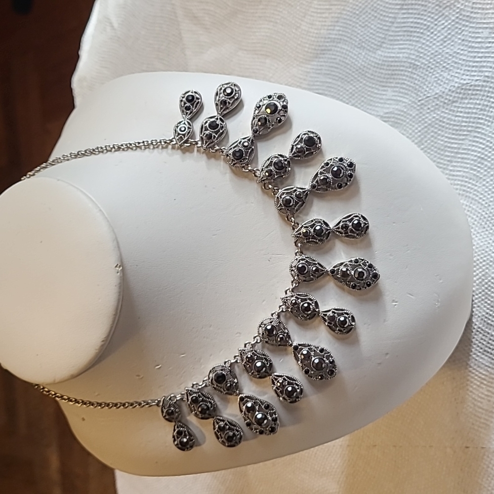 Beautiful elegant necklace for all occasions black & silver